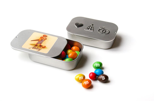 Rectangular sliding tin with M&M's